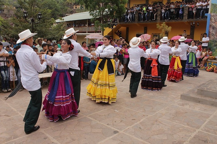 Dancers of Ballet Folklórico de Honduras Oro Lenca
