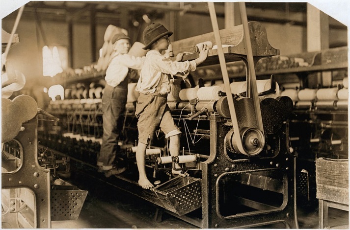 Children working in a mill in Macon, Georgia, 1909