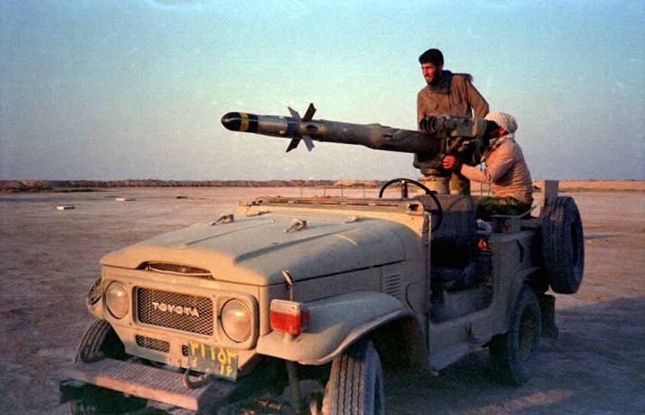 Iranian soldiers with a BGM-71 TOW missile