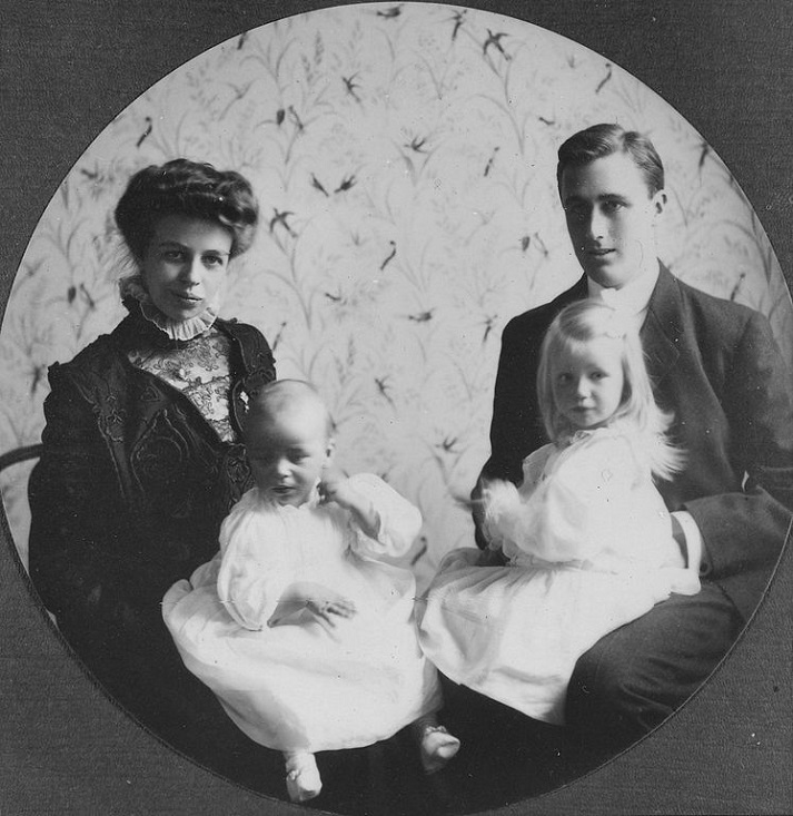 Franklin D. Roosevelt and Eleanor Roosevelt with Anna and baby James in 1908