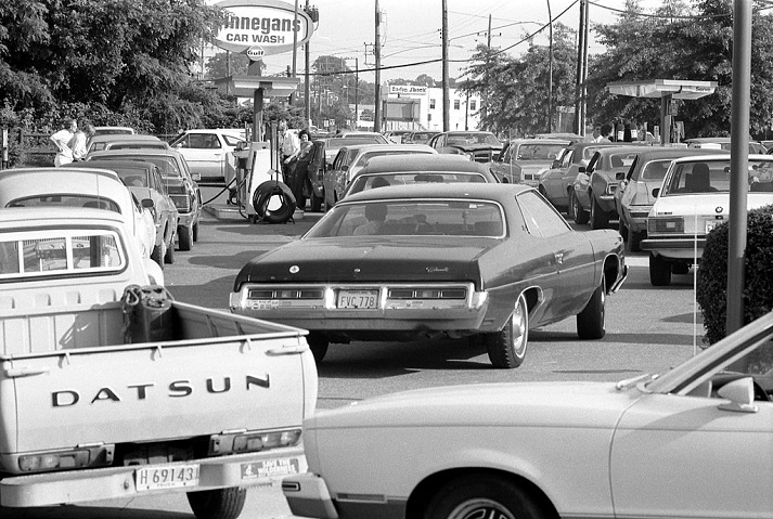 cars in Maryland waiting for gas, 1979