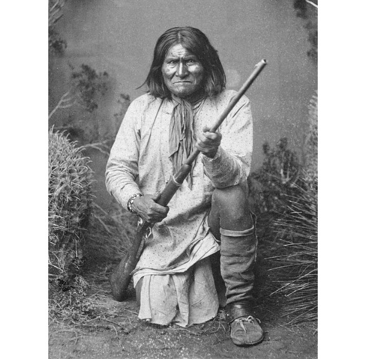 Geronimo (Goyaa?é), a Chiricahua Apache, kneeling with rifle, 1887
